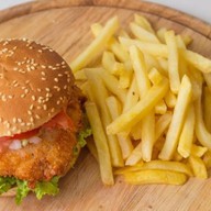 Чикенбургер с картофелем фри Фото