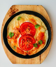 Жареный сулугуни с помидорами - Фото
