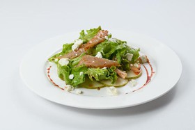 Салат с копчёной куриной грудкой, грушей - Фото