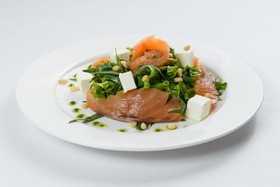 Салат с семгой, тархуном и сыром фета - Фото