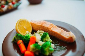 Стейк лосося на пару с овощами - Фото