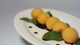 Сырные шарики с ягодным соусом - Фото