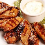 Крылышки куриные с чесночным соусом Фото