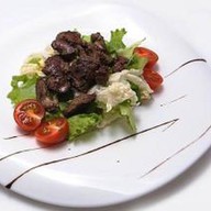 Теплый салат с печенью цыпленка Фото