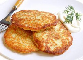 Драники с сыром и сметаной - Фото