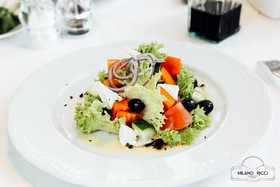 Салат из свежих овощей с маслом - Фото