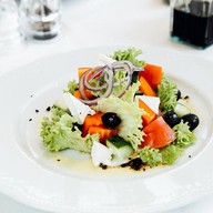 Салат из свежих овощей с маслом Фото