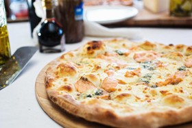 Пицца с семгой и итальянским сыром - Фото