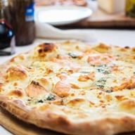 Пицца с семгой и итальянским сыром Фото