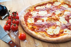 Пицца с беконом Панчетта - Фото