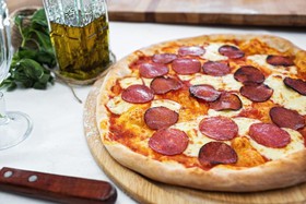 Пицца с колбасками Салями - Фото