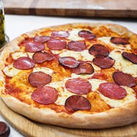 Пицца с колбасками Салями Фото
