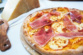 Пицца с Пармской ветчиной Прошутто - Фото