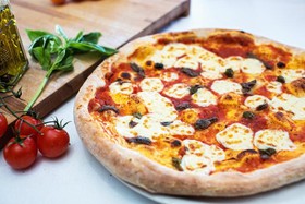 Пицца с анчоусами и каперсами - Фото