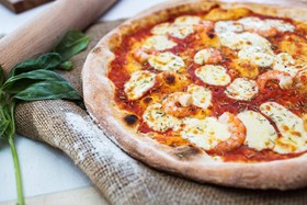 Пицца с креветками и розмарином - Фото
