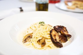 Спагетти с белыми грибами и шампиньонами - Фото