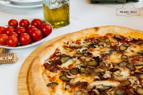 Пицца с телятиной, корнишонами и грибами - Фото