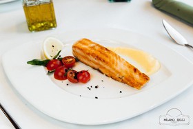 Жареный стейк семги с лакричным соусом - Фото