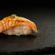 Суши опаленные с лососем Фото