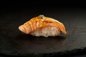 Суши опаленные с лососем - Фото
