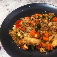 Рис с курицей под соусом черный перец Фото