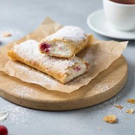 Штрудель с творогом и вишней Фото