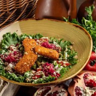 Салат с жареным сыром сулугуни Фото