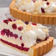 Торт брусничный с белым шоколадом Фото