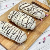 Эклер со сливками и вареной сгущенкой Фото