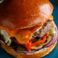 Бургер с криспи курицей Фото