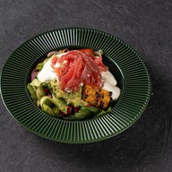 Салат с копченым тунцом, гуакамоле Фото