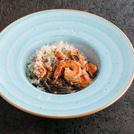 Черные спагетти с лососем и креветками Фото