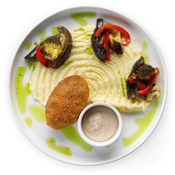 Растительная котлета с пюре и овощами Фото