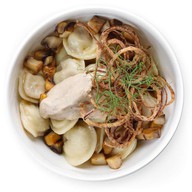 Пельмени с грибным соусом и луком фри Фото