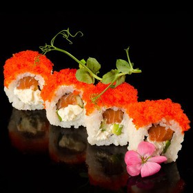 Фирменный ролл с лососем - Фото