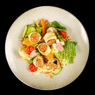 Салат с лососем и соусом лайм Фото