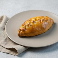 Пирожок с капустой и яйцом Фото