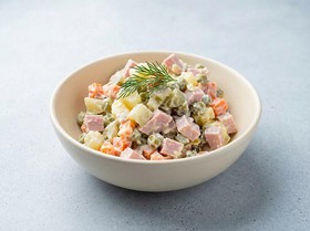 Салат оливье с колбасой - Фото