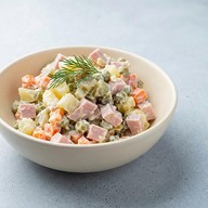 Салат оливье с колбасой Фото