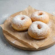 Пончик с сахарной пудрой Фото