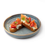 Брускетта с лососем слабой соли Фото