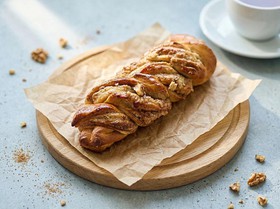 Булочка плетёная с грецким орехом - Фото