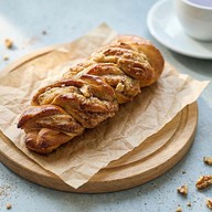 Булочка плетёная с грецким орехом Фото