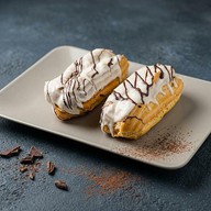 Эклер со сливками и варёной сгущёнкой Фото