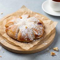 Булочка плетёная с творогом и брусникой Фото