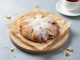 Булочка плетёная с творогом и брусникой - Фото