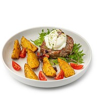 Бифштекс с печеным картофелем Фото