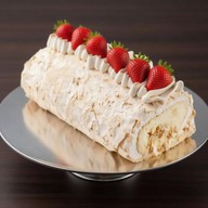 Рулет меренговый с клубникой Фото