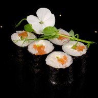 Классический ролл сыр лосось огурец Фото