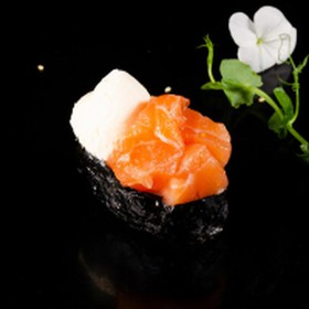 Гункан с лососем и сыром - Фото